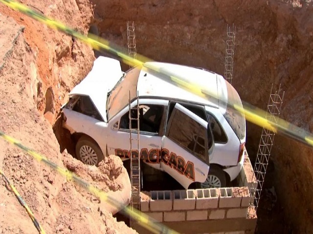 Mt Motorista Cai Em Cratera Formada Por Obra Da Prefeitura Na Rua Jk