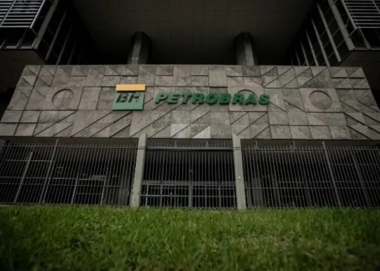 Petrobras anuncia redução de R 0 30 por litro no preço do diesel JK