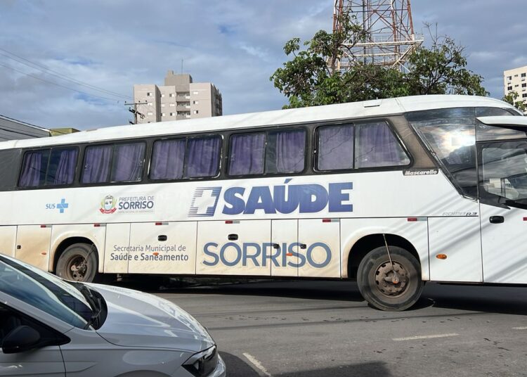 Nibus Da Sa De De Sorriso Fica Preso Em Bueiro Aberto Em Cuiab Jk