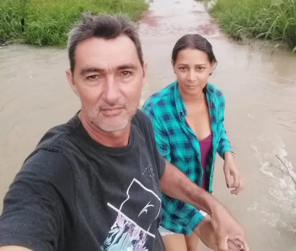 MT: Casal atravessa alagamento para ‘tomar cachaça’ após dias isolado por causa de chuvas fortes