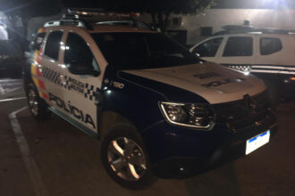 Sorriso: Mulher sai correndo pela porta após casa “ser baleada” na janela Sorriso: Mulher sai correndo pela porta após casa “ser baleada” na janela
