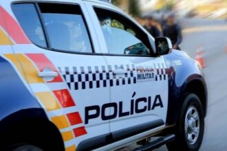 Sorriso: Bêbado “surta” após ver valor de conta em bar, quebra porta, agride funcionária, desacata PM e leva tiro de “arma de choque” antes de ser preso