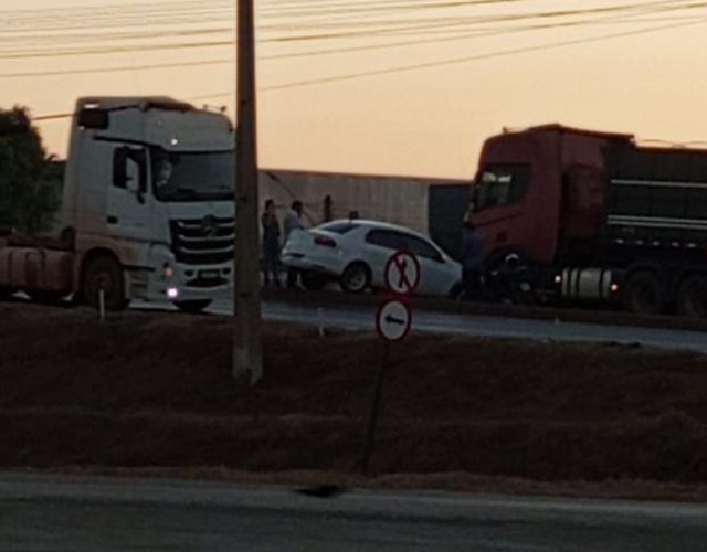 Sorriso: Carro e carreta colidem na BR-163