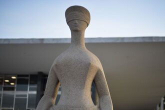 Parentes podem chefiar Executivo e Legislativo ao mesmo tempo, decide STF Parentes podem chefiar Executivo e Legislativo ao mesmo tempo, decide STF