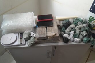 Ipiranga do Norte: PM apreende 3 kg de maconha e pinos de cocaína na Cohab; 3 foram presos Ipiranga do Norte: PM apreende 3 kg de maconha e pinos de cocaína na Cohab; 3 foram presos