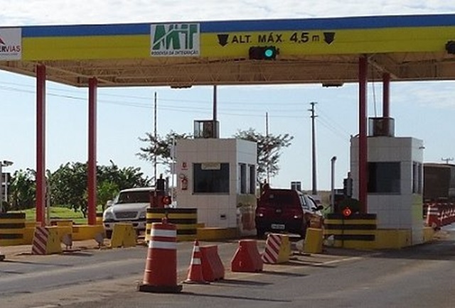 Sorriso-Nova Ubiratã: Caminhão dá marcha à ré e colide com carro em praça de pedágio na MT-242