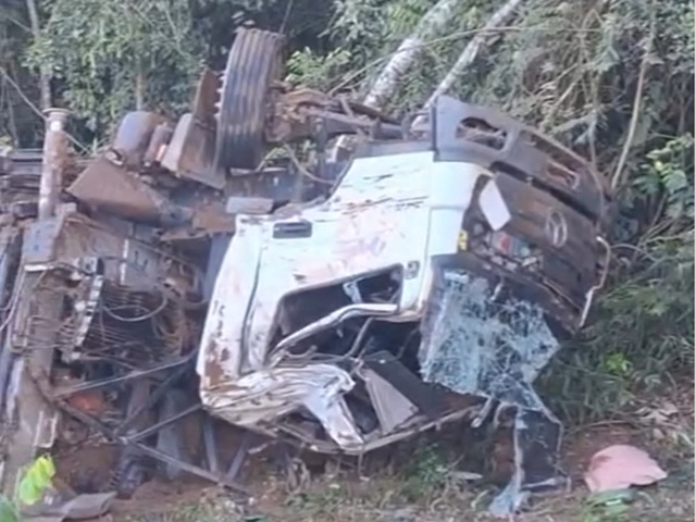 Sorriso: Homem, mulher grávida e criança ficam feridos em grave acidente entre carro e caminhão na MT-140