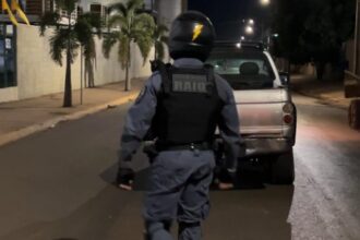 Sorriso: Motorista bêbado é preso pela PM após tentar “dar fuga” de blitz e jogar caminhonete contra motos da equipe Raio Sorriso: Motorista bêbado é preso pela PM após tentar “dar fuga” de blitz e jogar caminhonete contra motos da equipe Raio