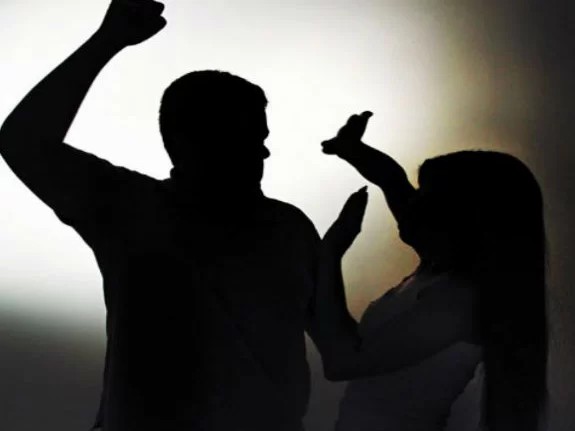 Sorriso: Marido é preso após chegar em casa bêbado e bater na mulher quando ela colocava os filhos para dormir; mulher ficou na chuva com os filhos