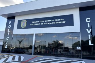 Sorriso: Mulher é presa em flagrante após agredir, ameaçar e perseguir ex-marido; ela estava esperando-o sair da delegacia