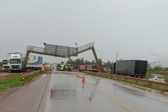 Sorriso: Carreta bate e danifica painel de informação na BR-163