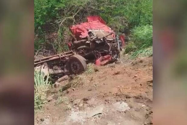 Motorista de carreta é socorrido após acidente com outra carreta em cima da ponte da BR-163 entre Sorriso e Vera