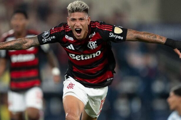 Carrascal decide, e Flamengo vence Racing no Maracanã pela Libertadores