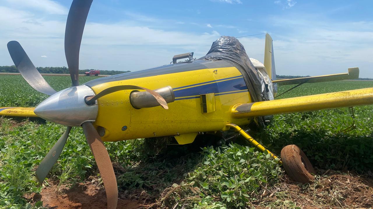 Nova Ubiratã: Avião agrícola faz pouso de emergência em lavoura sentido Boa Esperança do Norte e piloto sai ileso