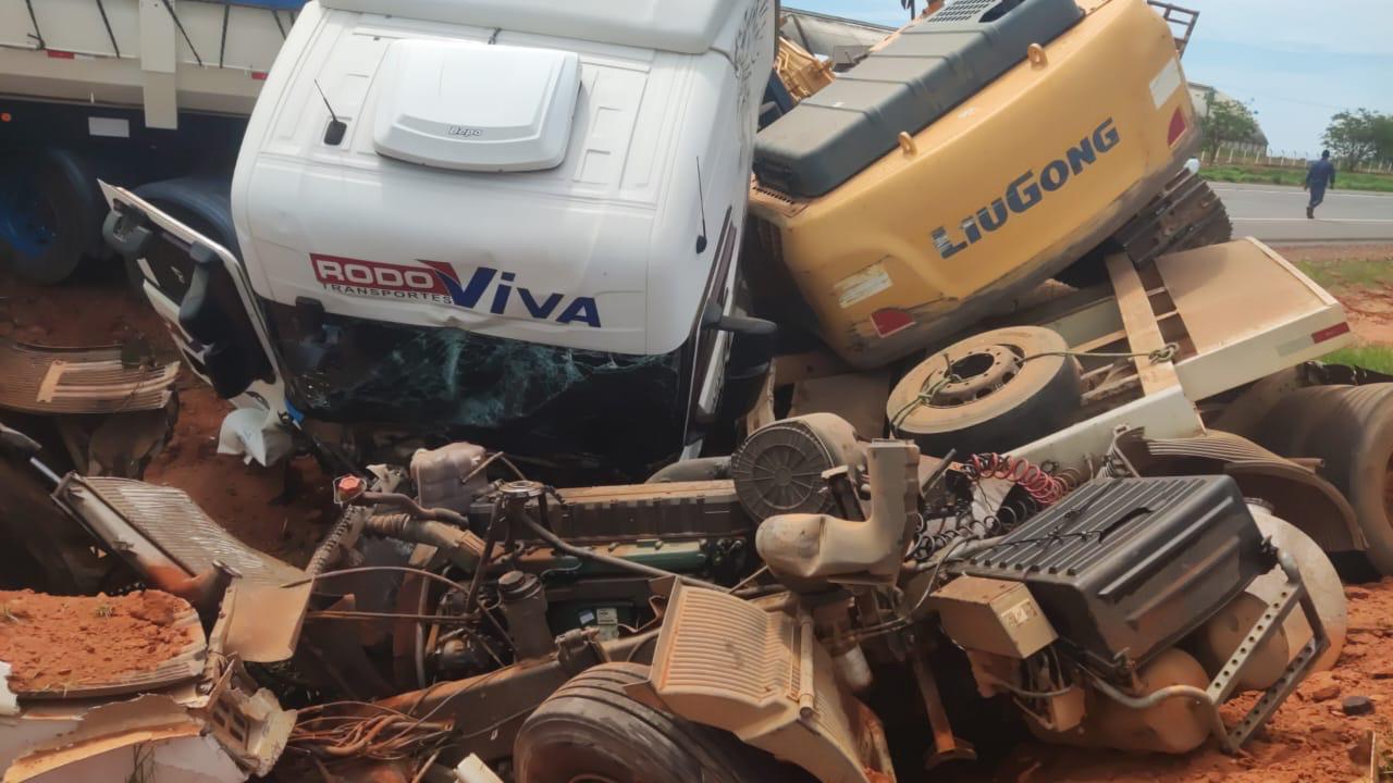 Sorriso: Carretas batem de frente na BR-163 e motorista é levado à UPA