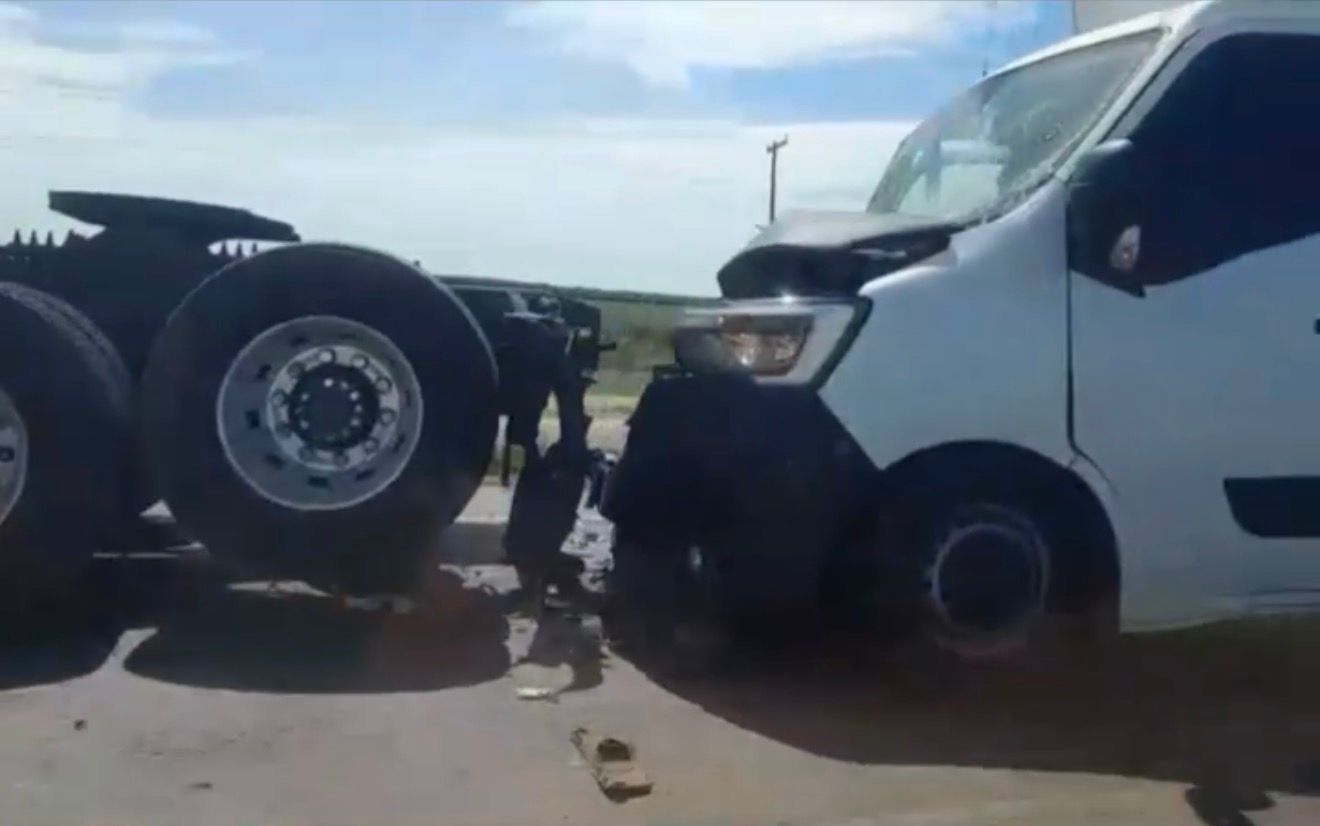 Sorriso: Carreta, caminhão e carro se envolvem em acidente na BR-163