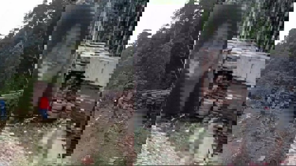 Mulher morre atropelada por carreta quando tentava pegar verduras de outro caminhão tombado; vítima cuidava de filho autista