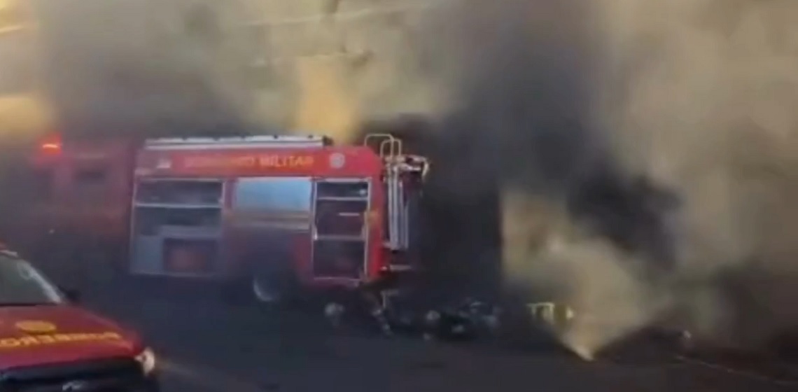 Bombeiros ficam feridos após explosão durante incêndio em supermercado