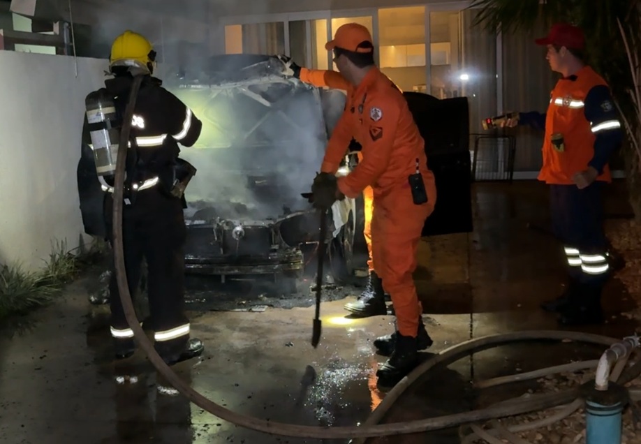 Sorriso: Bombeiros combatem incêndio em carro no Bairro Alphaville