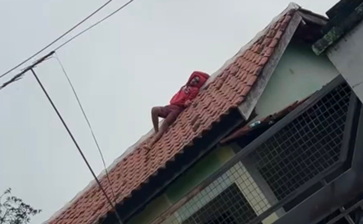 Lucas do Rio Verde: Homem é flagrado dormindo em cima do telhado