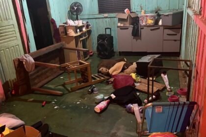 Sorriso: Mulher apanha da esposa após chegar do trabalho; suspeita mordeu filho da vítima e teve dente arrancado na briga