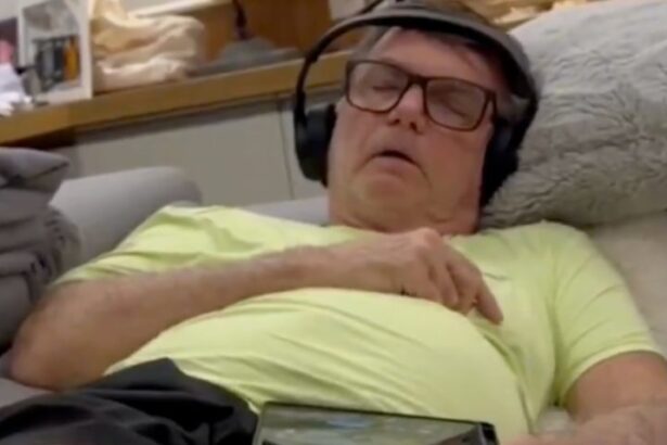 Carlos posta vídeo de Bolsonaro soluçando enquanto dorme; Filho do ex-presidente afirma que imagens expõem a “situação terrível” do pai e que ele corre “risco real de morrer”