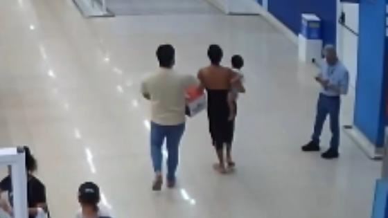 Câmera flagra suspeito tentando sair da Havan sem pagar panelas