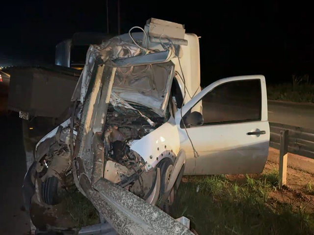 Sorriso: Carro bate em Guard Rail após motorista ser “fechado” por outro carro na BR-163
