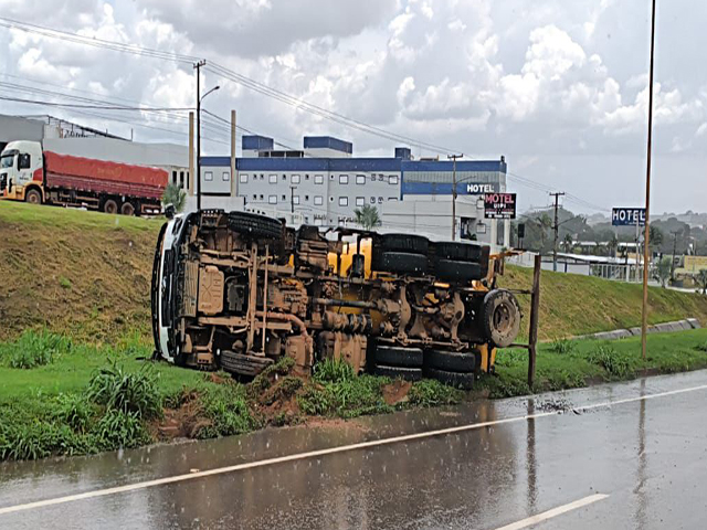 Sorriso: Caminhão tomba na BR-163 saída para Sinop