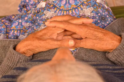 Mãe, com Alzheimer, processa nove filhos para pagarem pensão e ajudarem a cuidar dela; só uma filha cuida da idosa