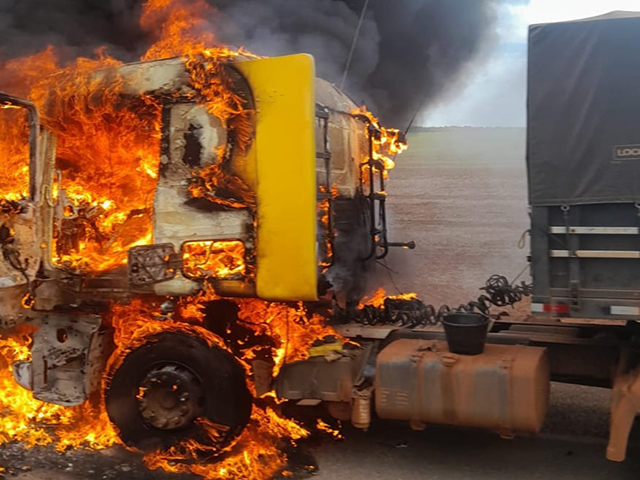Nova Ubiratã: Caminhão carregado com soja pega fogo na MT-242; curto-circuito é a principal suspeita