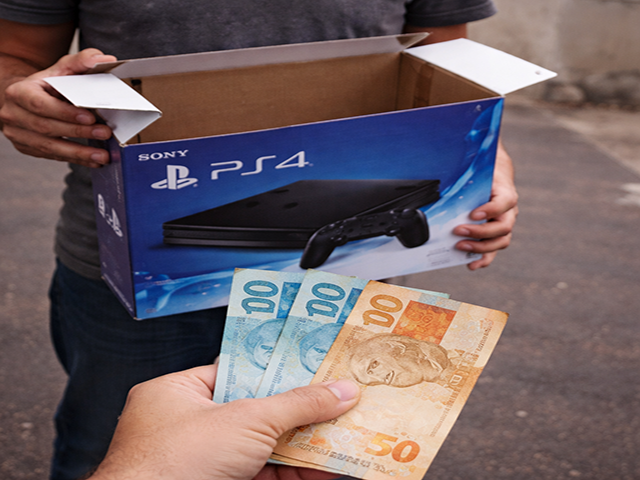 Sorriso: Homem desconfia de golpe ao tentar vender PlayStation 4 no Facebook
