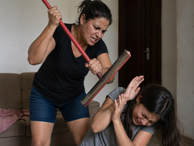 MT: Mãe é presa após bater na filha, de 10 anos, com cabo de rodo; criança foi internada