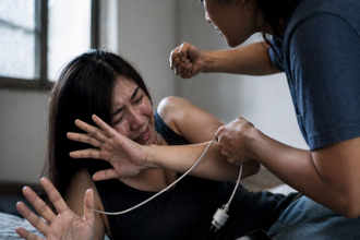 Sorriso: Mulher denuncia ex-esposa após ser agredida pela suspeita não aceitar término; Suspeita teria traído a vítima e tentou enforcá-la com fio de celular