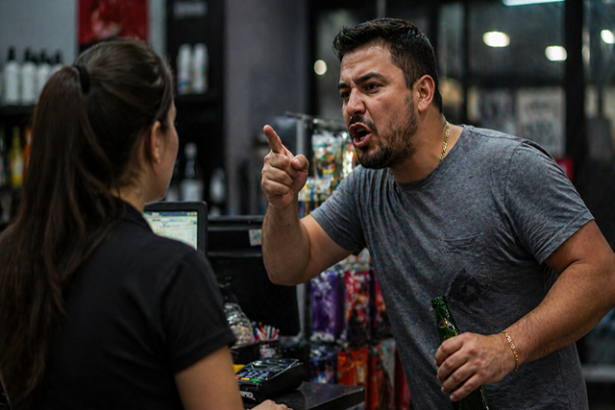 Sorriso: Trabalhadora não consegue dar desconto em produto, “cliente” mostra órgão sexual pra ela e a chama de burra; “vai tomar no cu”
