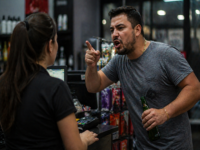 Sorriso: Trabalhadora não consegue dar desconto em produto, “cliente” mostra órgão sexual pra ela e a chama de burra; “vai tomar no cu”