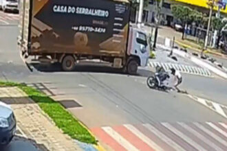 Sorriso: Mulher fica ferida após grave acidente entre caminhão e moto na Claudino com Blumenau