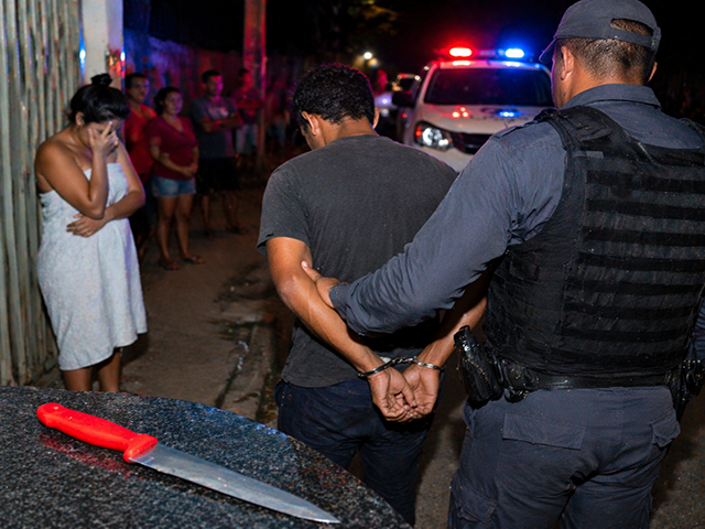 Sorriso: PM pende marido que correu atrás de mulher com faca e a arrastou pelos pés no meio da rua; ela fugiu só de toalha