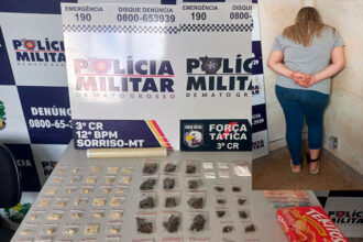 Sorriso: “Lora” é presa após tentar fugir da FT, jogar drogas na rua e entregar que tinha drogas no congelador de casa