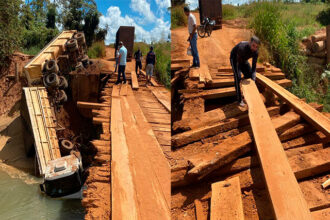 Sorriso: Carreta cai de ponte do “Corgão” e parte da ponte de madeira é danificada; Ponte servia para escoar a produção de grãos