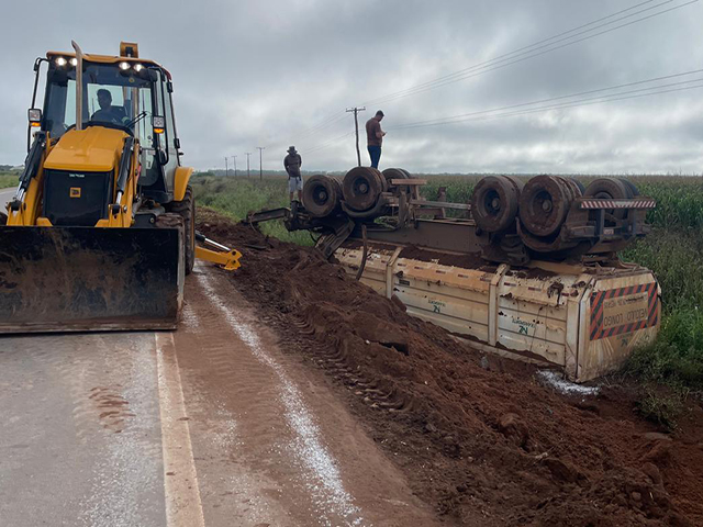 Sorriso: Vagão se solta de carreta e tomba na BR-163; motorista sai ileso