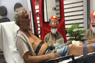 Sorriso: Coroa cai em vala às margens da BR-163 e é socorrido pelos bombeiros com suspeita de fratura