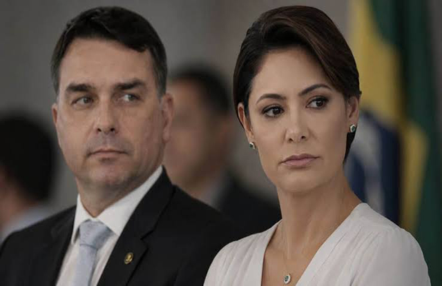Michelle diz que Flávio Bolsonaro a desrespeitou e a humilhou em ligação por ser contra apoio: “você chegou ontem”